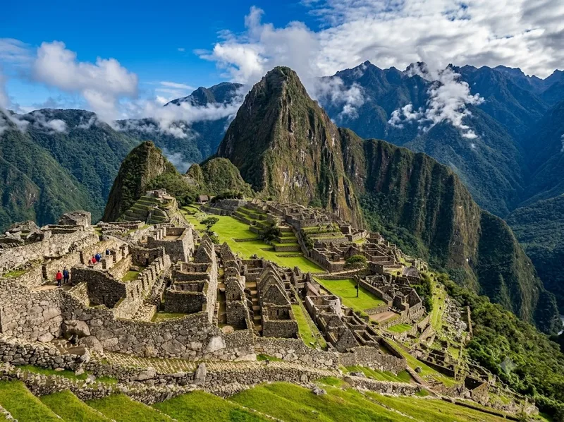 Machu Picchu nổi bật giữa núi rừng Andes và những lớp mây trắng