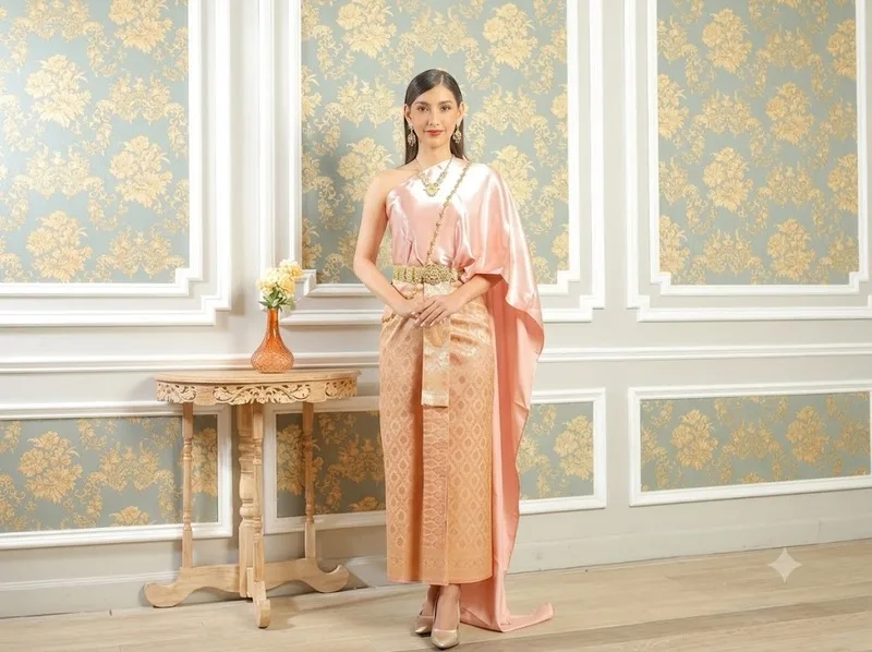Thai Siwalai mang vẻ trang trọng với khăn choàng vai đặc trưng